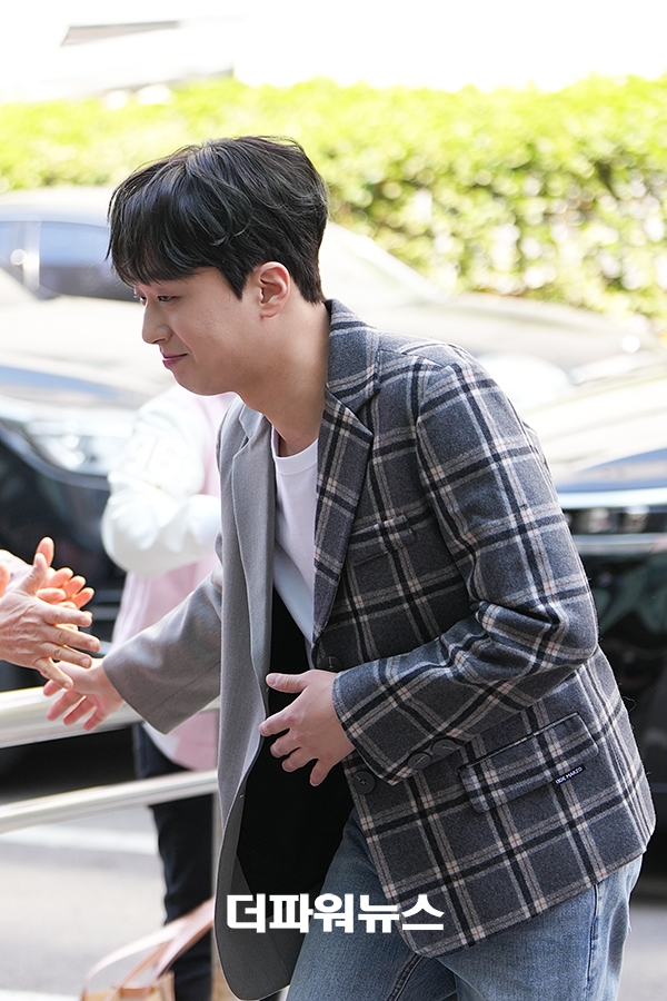 이찬원, KBS 방송국 출근길