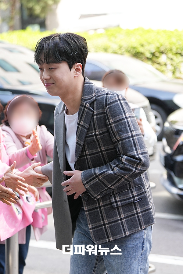 이찬원, KBS 방송국 출근길