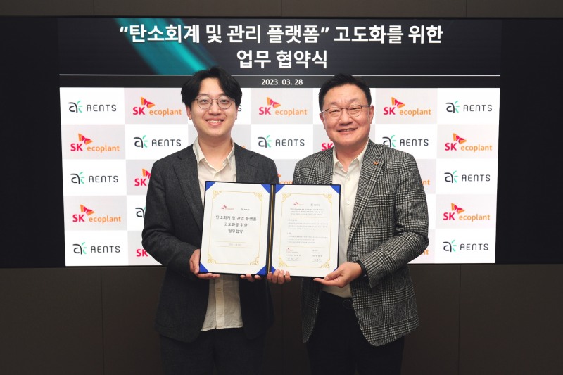 김병권 SK에코플랜트 에코랩센터 대표(오른쪽), 박광빈 엔츠 대표가 협약식 이후 기념촬영을 하는 모습.(사진=SK에코플랜트)