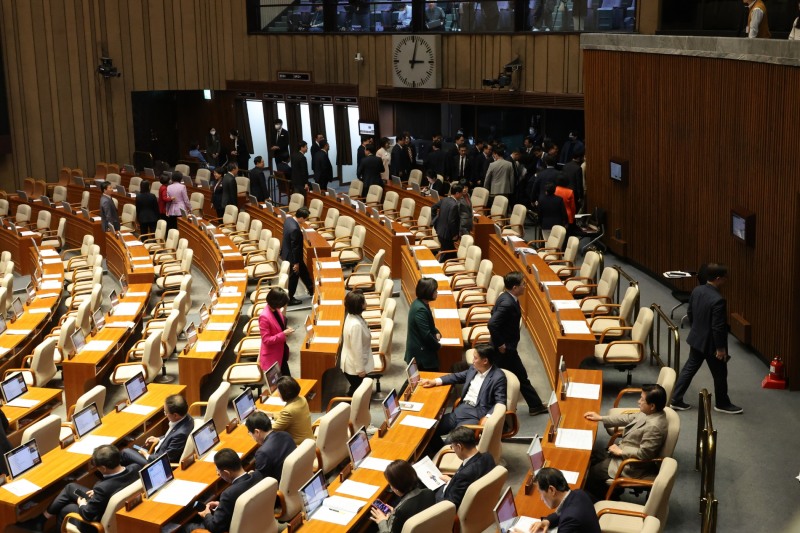 방통위원 추천안 표결 거부하며 본회의장 떠나는 국민의힘.(사진=연합뉴스)