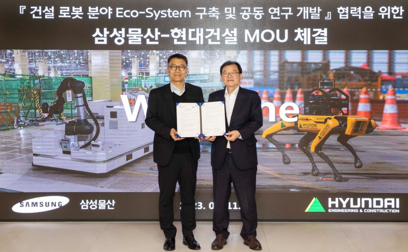 현대건설 기술연구원장 박구용 전무(오른쪽)과 삼성물산 ENG실장 소병식 부사장이 11일 협약 체결 이후 기념사진을 촬영하고 있다.(사진=현대건설)