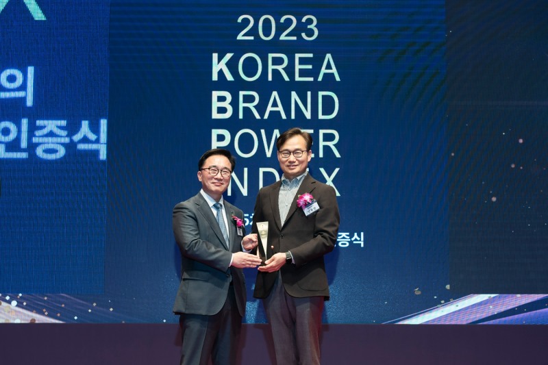 11일 신라호텔에서 열린 ‘한국 산업의 브랜드파워(K-BPI)’ 인증식에서 안무인 스피드메이트사업부장(오른쪽)과 한수희 한국능률협회컨설팅 대표(왼쪽)가 시상 후 기념사진을 촬영하는 모습.(사진=스피드메이트)