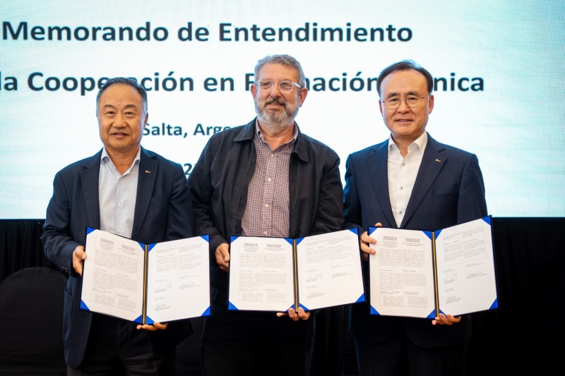 (왼쪽부터) 포스코-아르헨티나 김광복 법인장, UOCRA 재단 구스타보 간다라 (Gustavo Gandara) 부이사장, 포스코이앤씨 최종진 경영지원본부장.(사진=포스코이앤씨)