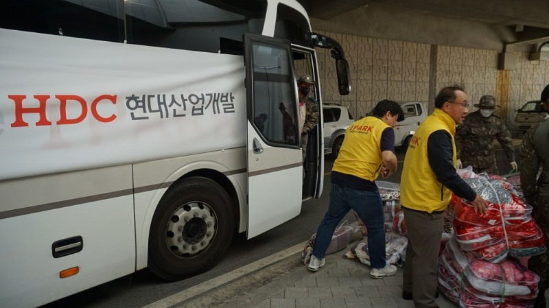 HDC현대산업개발은 12일, 강원도 강릉 아이스 아레나에서 강릉 산불 피해 이재민을 위한 담요·이불 200세트 등 긴급 구호 물품을 강릉시자원봉사센터에 전달했다.(사진=HDC현대산업개발)