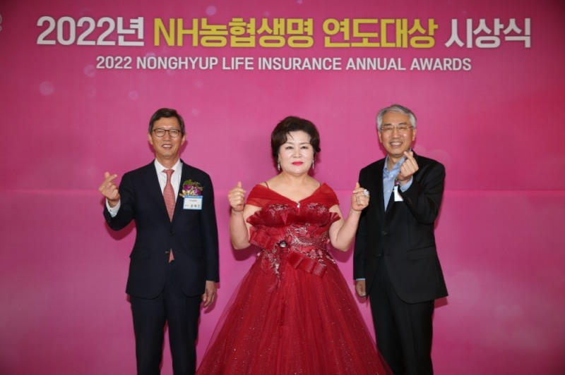 13일 서울 소공동 조선호텔에서 열린 NH연도대상 시상식에서 대상 수상자 심수연FC(가운데)와 농협금융지주 이석준 회장(오른쪽), NH농협생명 윤해진 대표(왼쪽)가 기념촬영을 하고 있다. 사진=NH농협생명