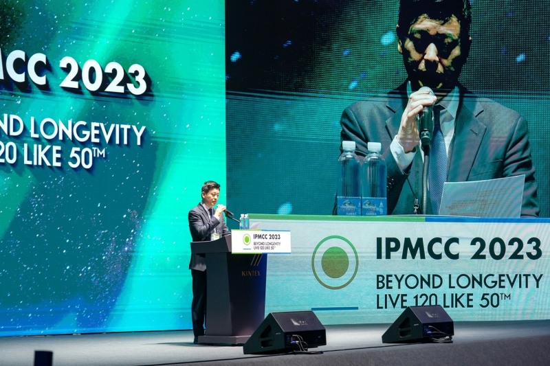 2023 국제정밀의료센터 컨퍼런스(IPMCC)에서 개회사 중인 (사)바이오오픈이노베이션진흥회 장영우 회장