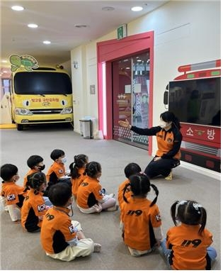 아동의 눈높이에 맞추어 체험 전 안전교육을 진행하고 있다.(사진=전력거래소)