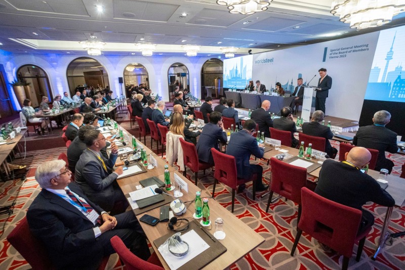 최정우 세계철강협회장이 18일(현지시간) 오스트리아 비엔나에서 열린 세계철강협회 회원사 회의를 주재하고 있다.(사진=포스코그룹)