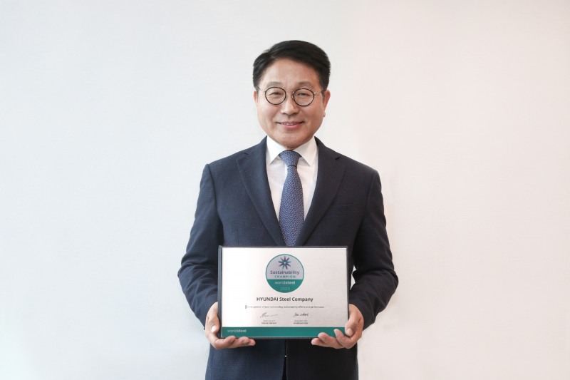 2023 WSA 지속가능성 챔피언 인증서와 안동일 사장.(사진=현대제철)