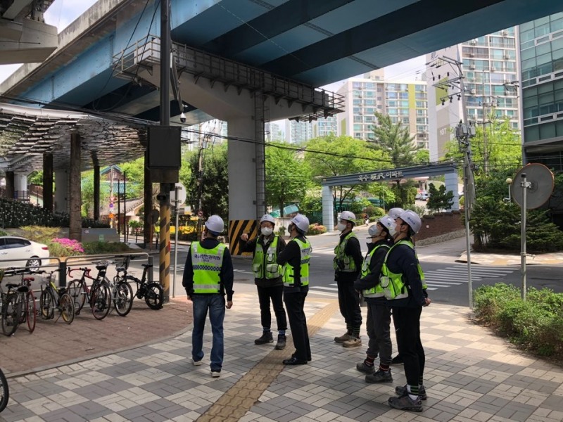 신원규 본부장 동호대교 정밀안전진단 현장 방문 모습.(사진=국토안전관리원)