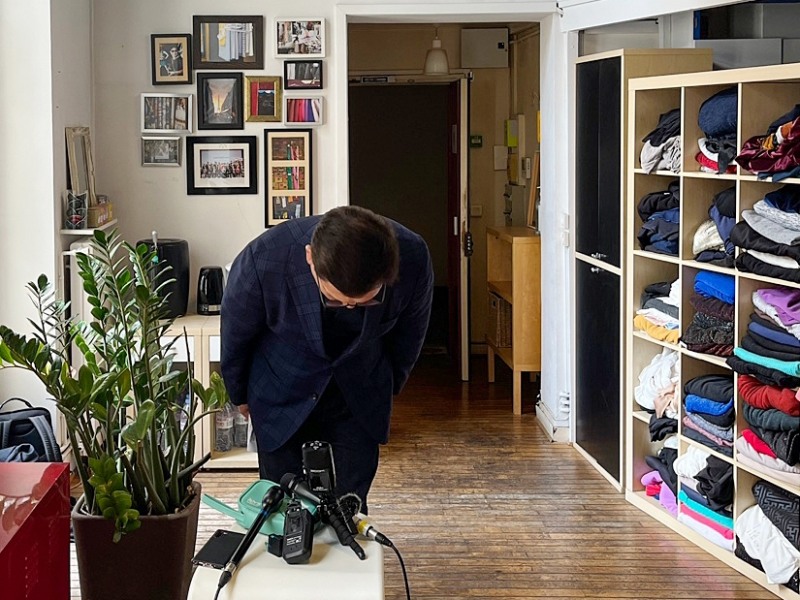 더불어민주당 송영길 전 대표가 22일(현지시간) 파리 3구 한 사무실에서 한국 특파원들과 만나 2021년 전당대회 돈 봉투 의혹과 관련해 입장을 밝히기 전 인사하고 있다. 사진=연합뉴스