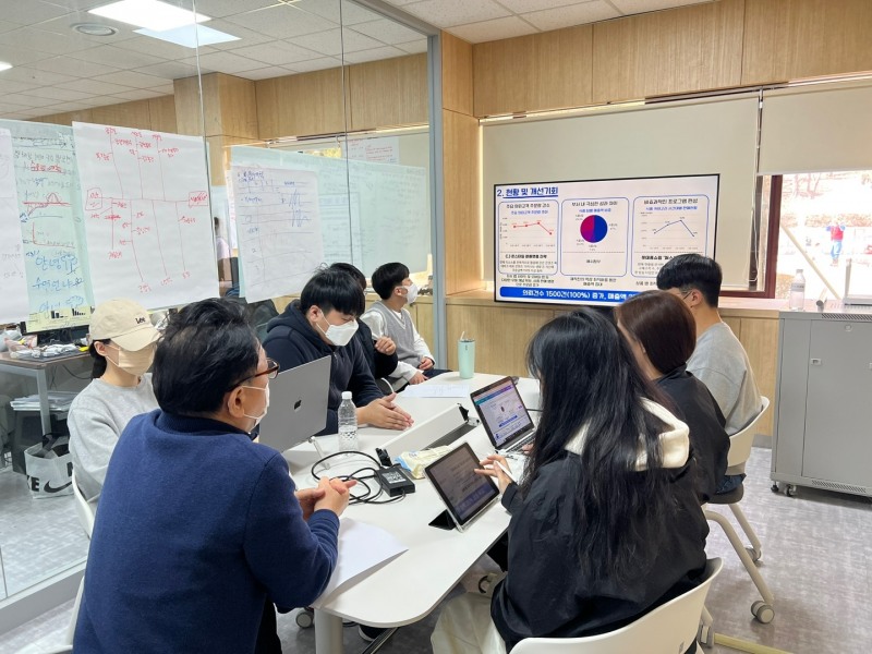 AI·Big Data 아카데미 교육생들이 팀프로젝트 활동 및 발표를 진행하는 모습.(사진=포스코)