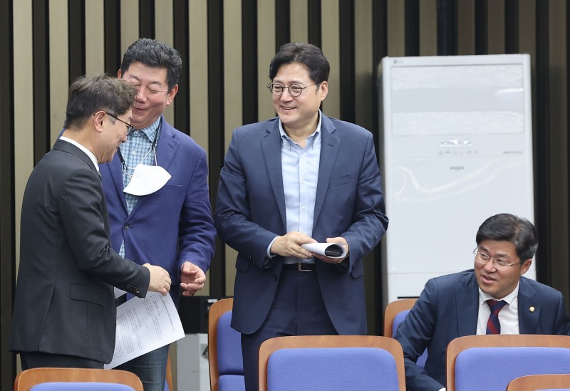 더불어민주당 차기 원내대표 선거 출마를 선언한 박범계 의원과 김두관 의원(사진=연합뉴스)