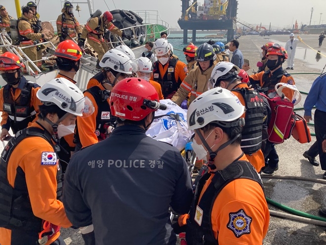 구조대원들이 선내 실종선원들 시신을 수습하고 있다.(사진제공=울산해경)