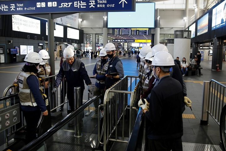 수서역 승강기 특별점검 및 안전캠페인 모습.(사진=SR)
