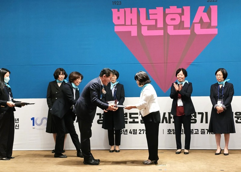 ‘제76회 경북간호사회 정기 대의원총회’에서 이순덕 갑을구미병원 간호부장이 표창을 받고 있는 모습.(사진=KBI그룹)