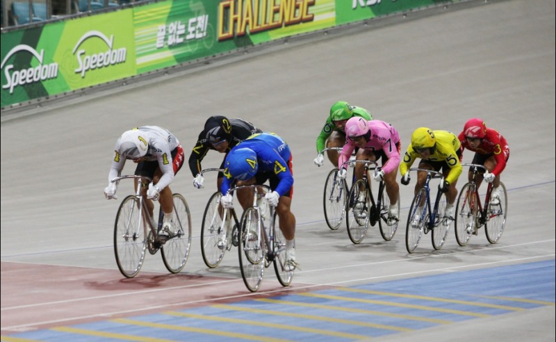 광명스피돔에서 출전 선수들이 결승선을 향해 질주하고 있다. (사진=국민체육진흥공단)