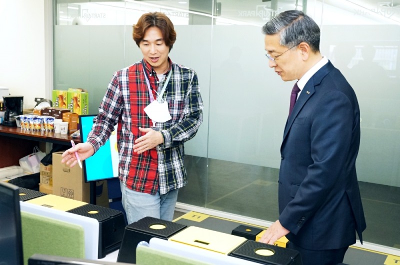 김종호 기술보증기금 이사장(사진 오른쪽)과 서남현 더좋은운동으로 대표(사진 왼쪽). 사진=기술보증기금