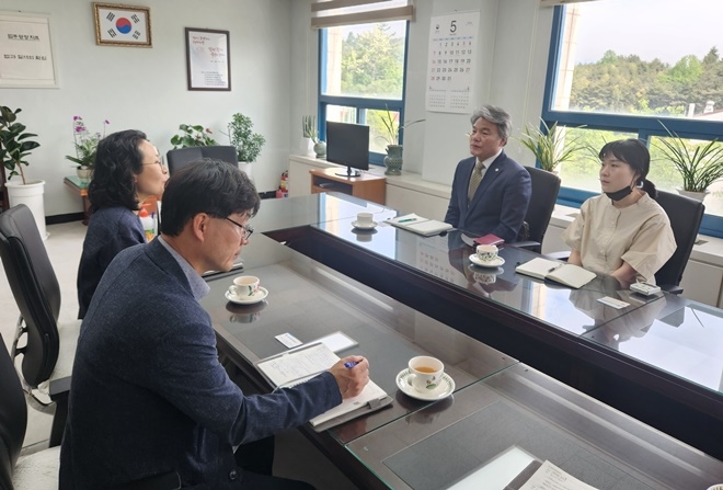 김지수 부산소년원장(왼쪽에서 첫 번째), 김상진 부산마약퇴치운동본부 상임이사(오른쪽에서 두 번째) 등이 업무설명회를 갖고 있다.(사진제공=부산소년원)