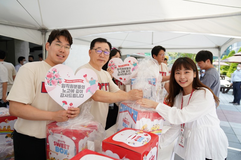롯데건설 박현철 대표이사 부회장(왼쪽에서 두번째)이 5월 가정의 달을 맞아 서울 서초구 잠원동에 위치한 롯데건설 본사에서 직원들에게 과자 선물세트와 카네이션을 전달하고 있다.(사진=롯데건설)
