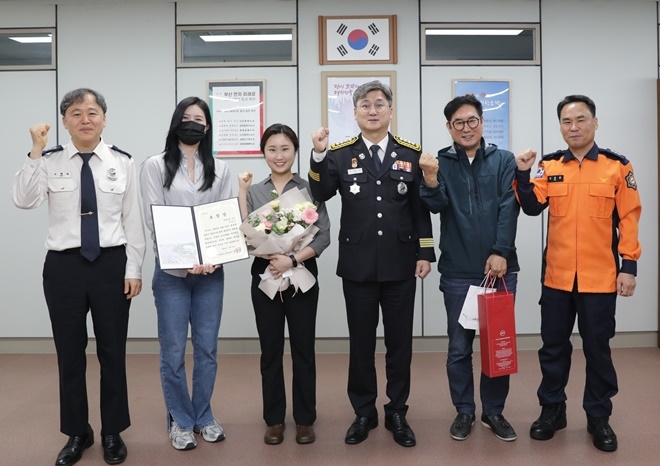 김헌우 소방서장(사진우측 세번째) 등이 소방공무원준비생 장성빈씨(사진왼쪽 세번째)에게 표창장을 수여하고 기념촬영.(사진제공=부산소방재난본부)