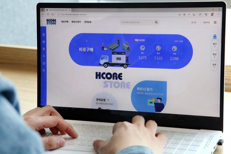 'HCORE STORE'를 이용하는 모습.(사진=현대제철)