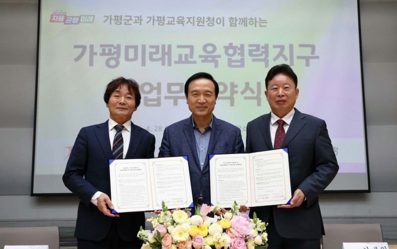 업무협약 체결 후 기념촬영을 하고있다.