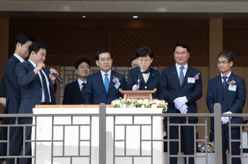 한국가스공사는 10일, 현대중공업 울산조선소에서 LNG 벙커링 전용선 ‘BLUE WHALE’에 대한 명명식을 개최했다. 오른쪽 세번째 최연혜 가스공사 사장. (사진=한국가스공사)