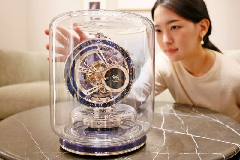 [생활경제 이슈] 갤러리아百, "국내 단 하나뿐인 '예거 르쿨트르' 시계 만나보세요" 外