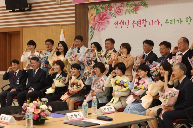 표창장 전수식 후 기념촬영을 하고있다.