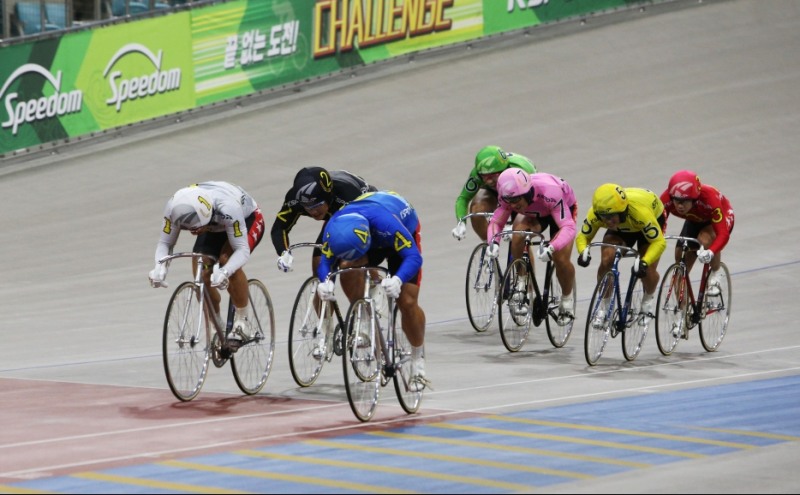광명스피돔에서 출전 선수들이 결승선을 앞두고 경합을 벌이고 있다. (사진=국민체육진흥공단)