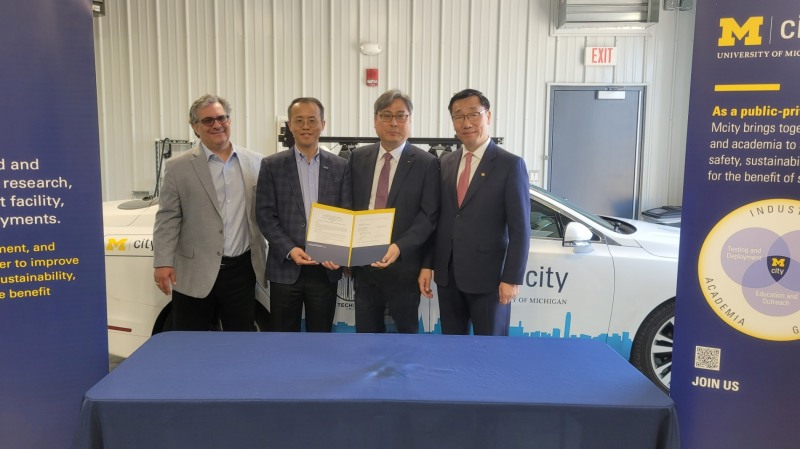 M-City에서 국토교통부 어명소 차관이 참석한 가운데 한국교통안전공단 자동차안전연구원 엄성복 원장과 헨리 류 M-City 소장이 업무협약을 체결하고 기념사진을 찍고 있다.(사진=한국교통안전공단)