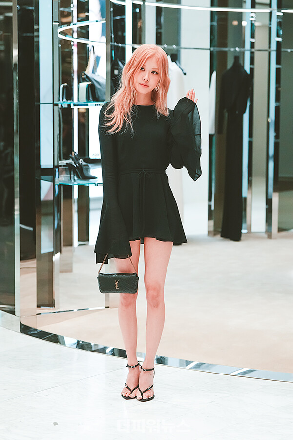 블랙핑크로제,포토월행사