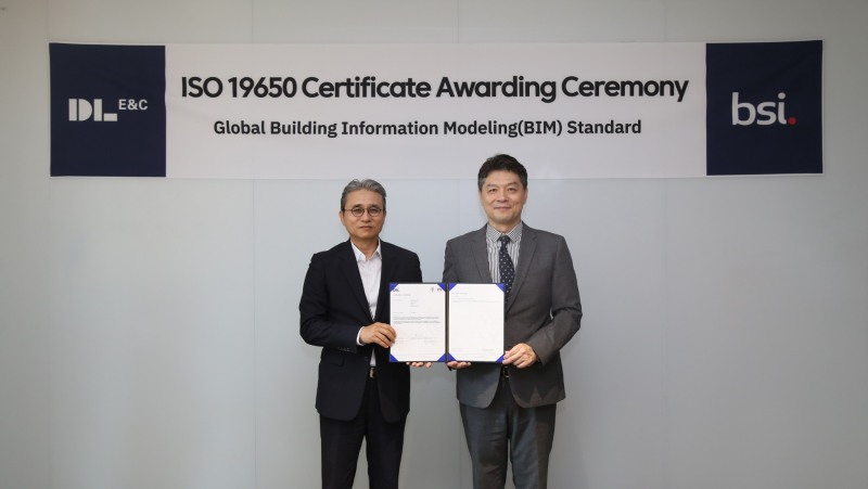 DL이앤씨 본사 디타워 돈의문에서 진행된 인증 수여식에 DL이앤씨 권수영 토목사업본부장(좌), BSI코리아 임성환 대표이사(우)가 참석했다.(사진=DL이앤씨)