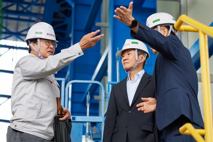 (왼쪽부터) 이흥복 통영에코파워 대표, 정몽규 HDC그룹 회장, 박진호 통영에코파워 건설관리팀장.(사진=HDC그룹)