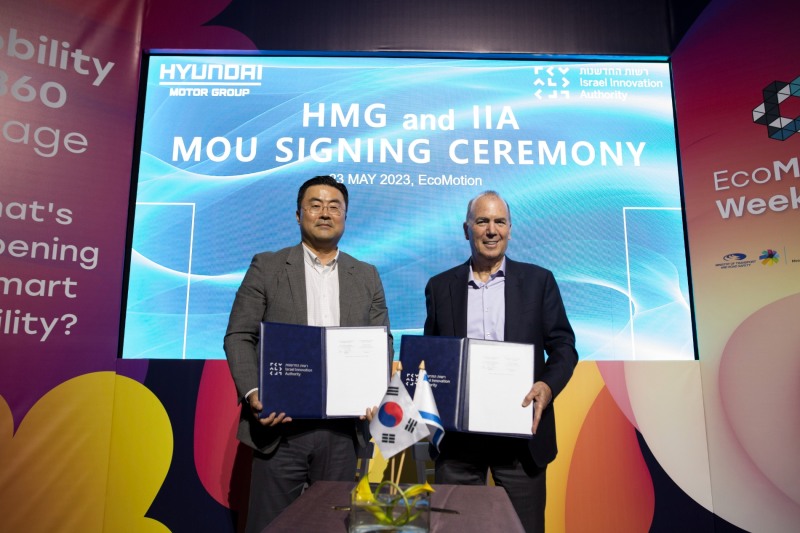 김흥수 현대차그룹 GSO 담당 부사장(왼쪽)과 아미람 아펠바움(Amiram Appelbaum) 이스라엘 혁신청 의장이 업무 협약 체결 후 사진 촬영하고 있는 모습.(사진=현대차그룹)