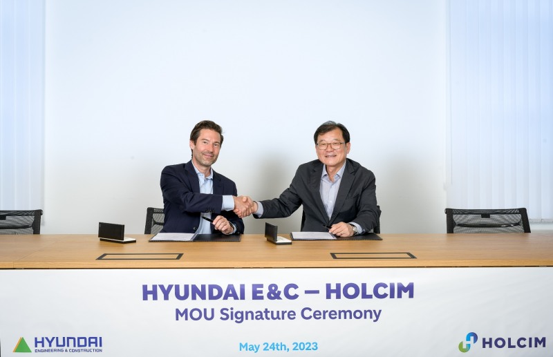 현대건설 기술연구원장 박구용 전무와 홀심 프랭크 부르크하르트 CMO가(오른쪽부터) MOU 체결 후 기념사진을 촬영하고 있다.(사진=현대건설)