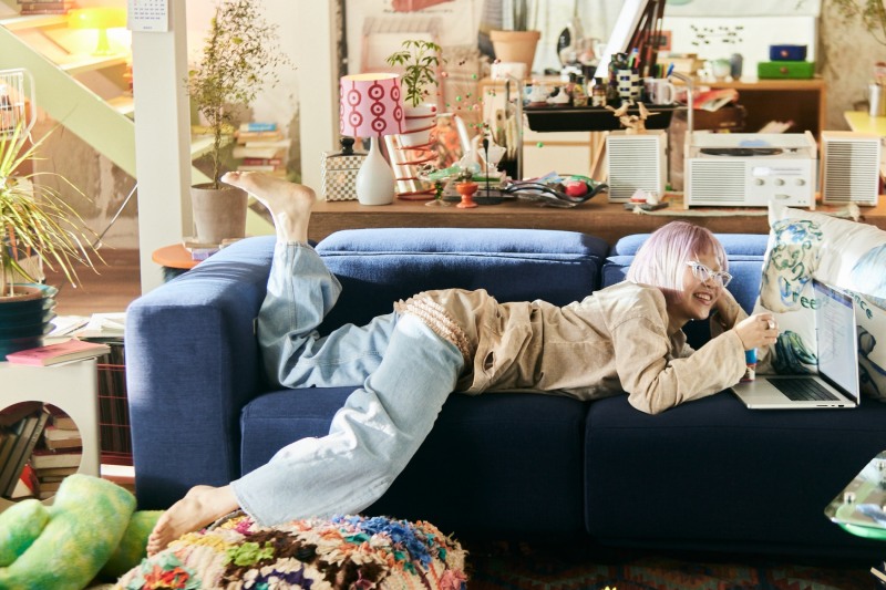 무브미는 총 6개의 상황을 통해 브랜드 메시지를 전달하는 마케팅을 진행한다. 사진은 '집순이 프리랜서' 스틸컷.(사진=한샘)