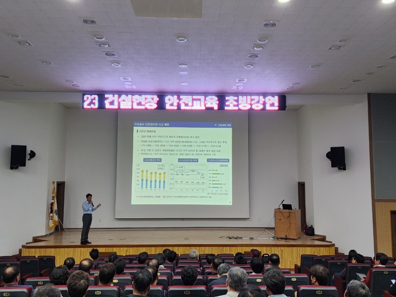 국방시설본부 전라제주시설단에서 공사현장 관계자들에게 건설사고 예방 교육 중인 모습. (사진=국토안전관리원)