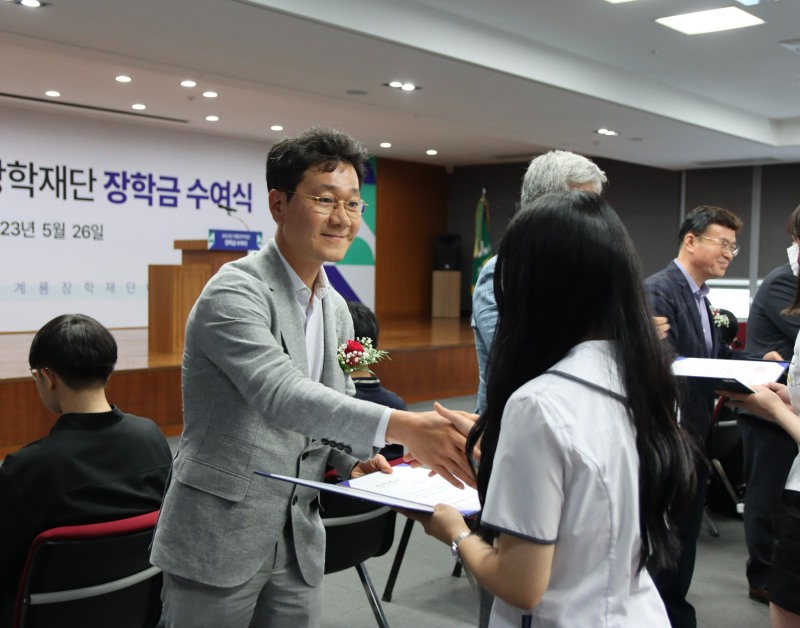 이승찬 계룡장학재단 이사장이 고등,대학생에게 장학금을 시상하고 있다.(사진=계룡건설)
