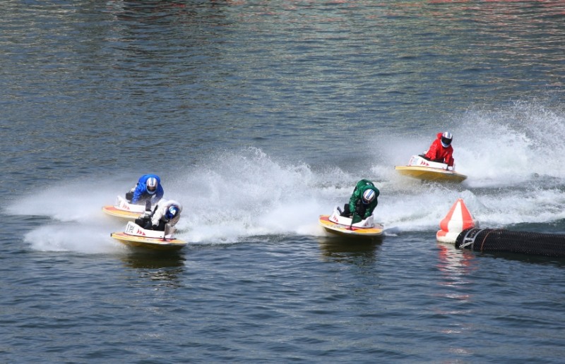 미사리경정장에서 선수들이 턴마크를 돌며 경합을 벌이고 있다.(사진=국민체육진흥공단)