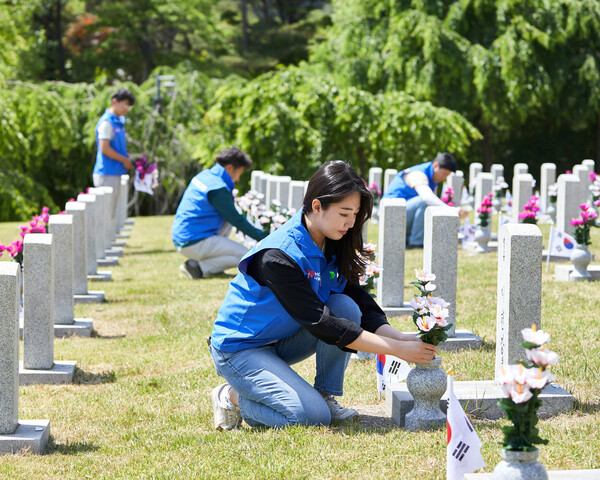 국립서울현충원에서봉사활동을하고있는HD현대오일뱅크직원