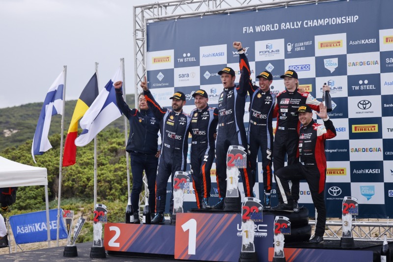 (왼쪽부터) 현대자동차 모터스포츠법인장 김선평 상무, 2위에 오른 현대 월드랠리팀 소속 코드라이버 얀 펌((Janne Ferm)과 에사페카 라피(Esapekka Lappi), 우승을 차지한 현대 월드랠리팀 티에리 누빌(Thierry Neuville)과 코드라이버 마틴 비데거(Martijn Wydaeghe), 3위에 오른 도요타팀 소속 칼레 로반페라(Kalle Rovanperä)와 코드라이버 요네 할투넨(Jonne Halttunen).(사진=현대자동차)