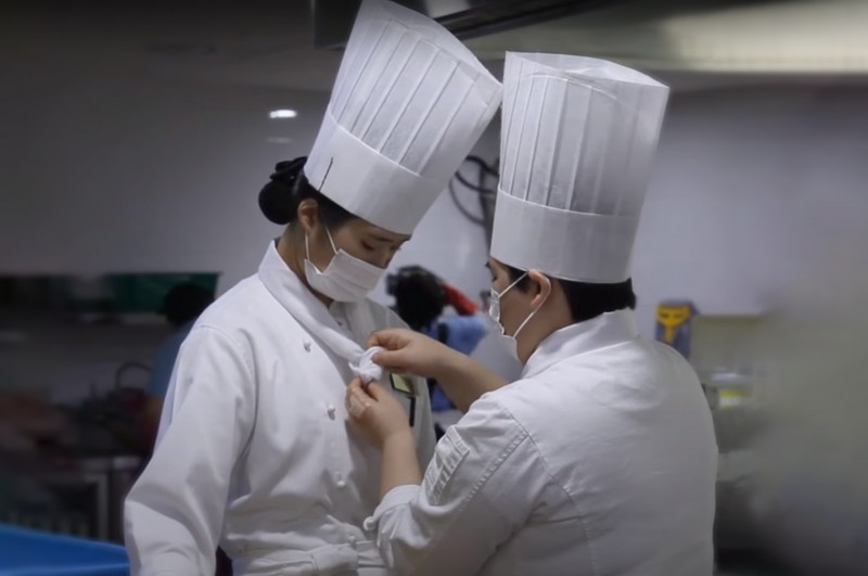 창신대 식품영양학과 재학생이 실습에 나서고 있다.(사진=부영그룹)