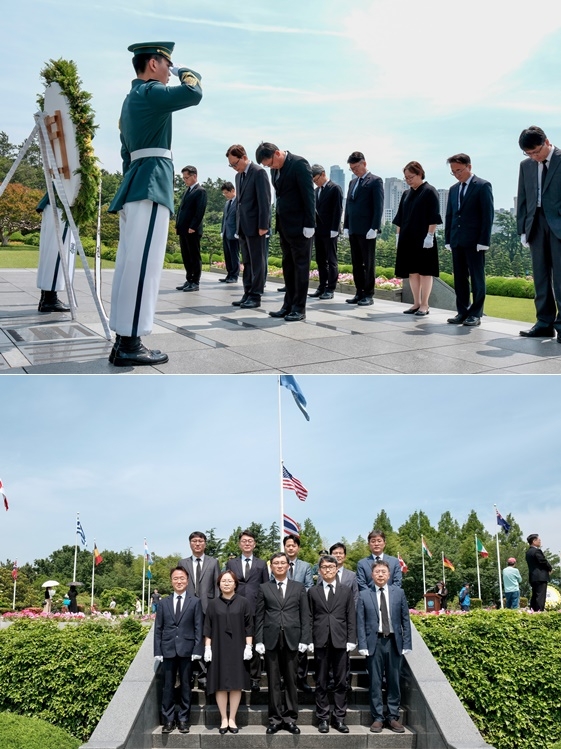 (아래사진)고석진 부산본부세관장(앞줄 가운데)이 유엔군 전몰 장병들 묘역에 참배 후 직원들과 기념 촬영을 하고 있다.(사진제공=부산본부세관)