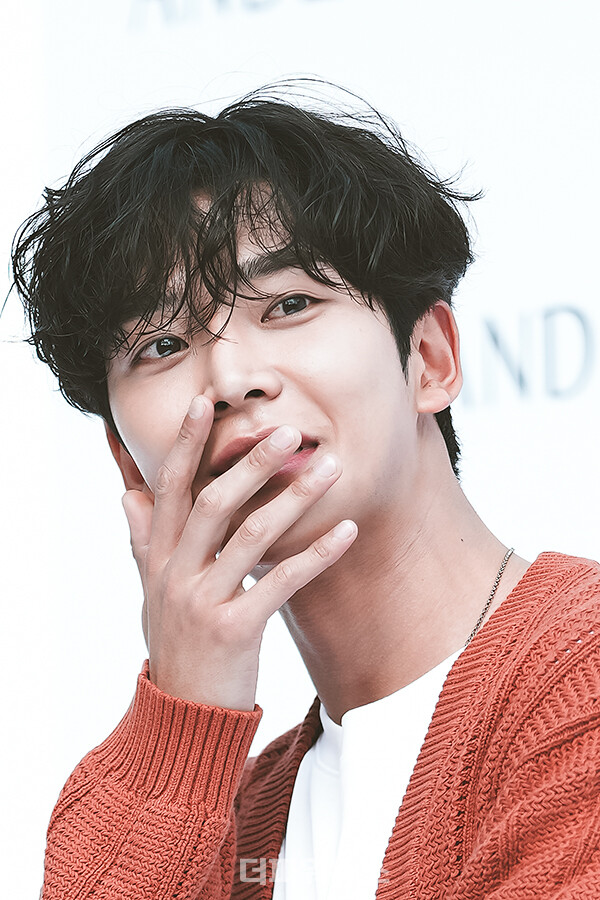 로운,포토월행사