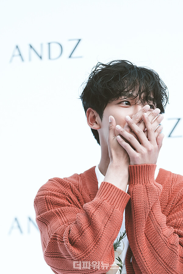 로운,포토월행사