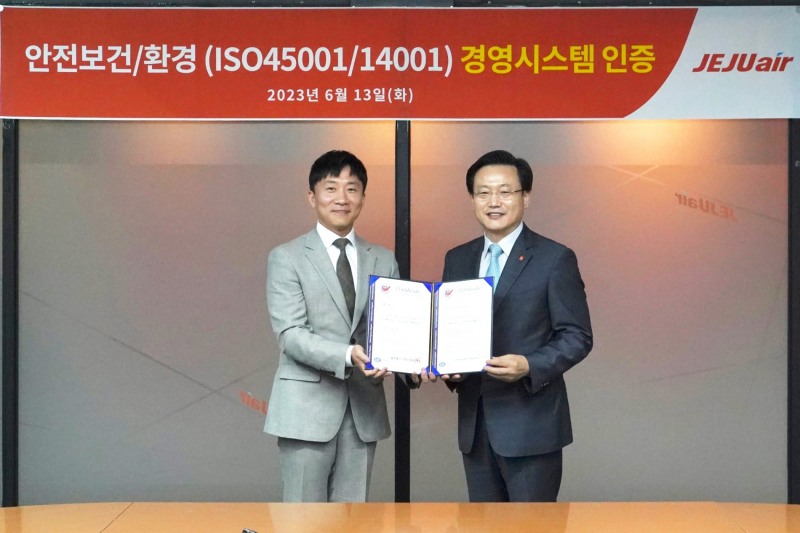 13일 오전 강서구 제주항공 서울지사에서 김이배 제주항공 대표이사(사진 오른쪽)와 글로벌시스템인증원 박성철 선임심사원이 ISO국제표준인증서 수여식을 진행하고 있다.(사진=제주항공)