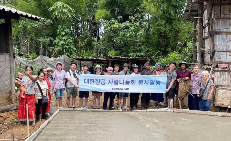 대한항공 직원들과 태국 치앙다오 현지 주민들이 기념 사진을 촬영하는 모습.(사진=대한항공)