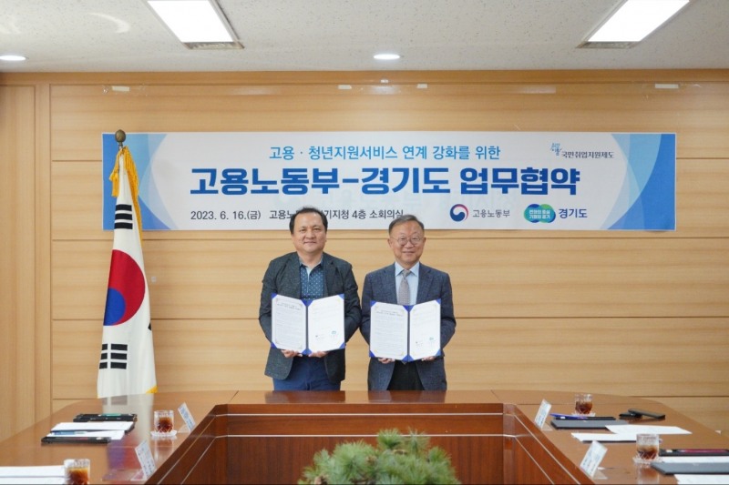 업무협약 체결 후 기념촬영을 하고있다.